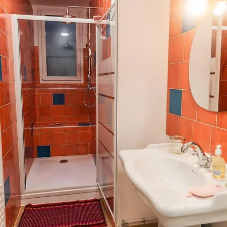 L'etablisement Toimoinou: Market View, Steps From Sea Apartment *