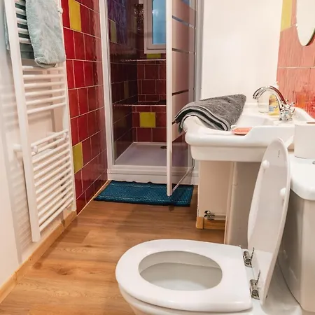 L'etablisement Toimoinou: Market View, Steps From Sea Apartment *