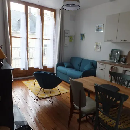 L'etablisement Toimoinou: Market View, Steps From Sea Apartment *